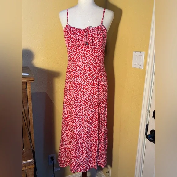 Showpo Willa Red Floral cottage inspired Midi Dress with Slit. Size 6. NWT - Picture 5 of 9